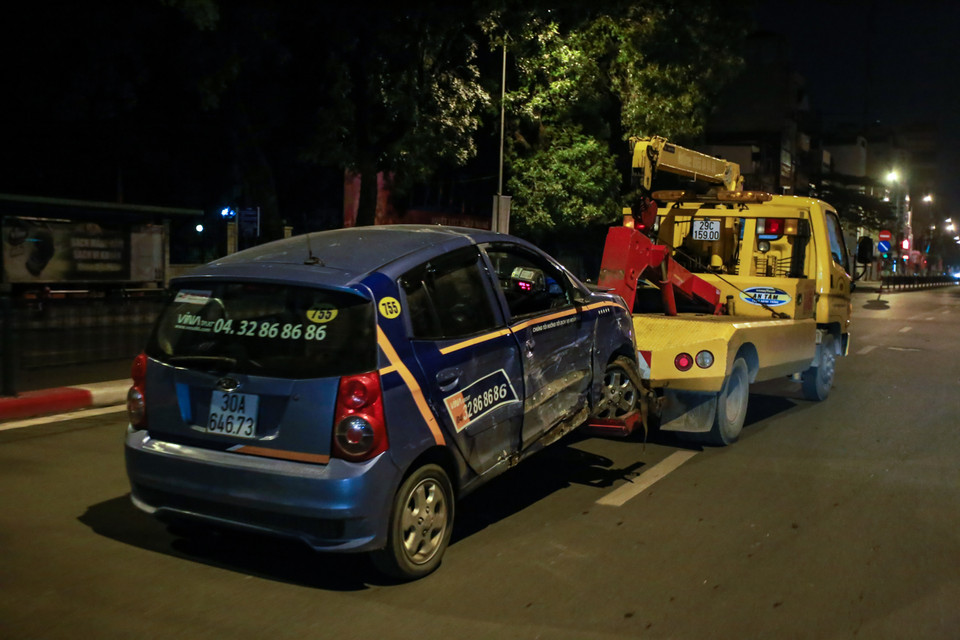 Chiếc taxi gây tai nạn sau đó cũng được đưa ra khỏi hiện trường. (Ảnh: Minh Sơn/Vietnam+)