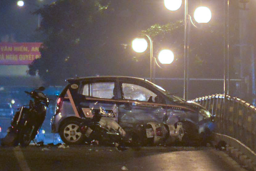 Sau cú va chạm, chiếc taxi chạy thêm khoảng 30m thì lao vào lan can phía đối diện thành cầu và dừng lại. (Ảnh: Minh Sơn/Vietnam+)