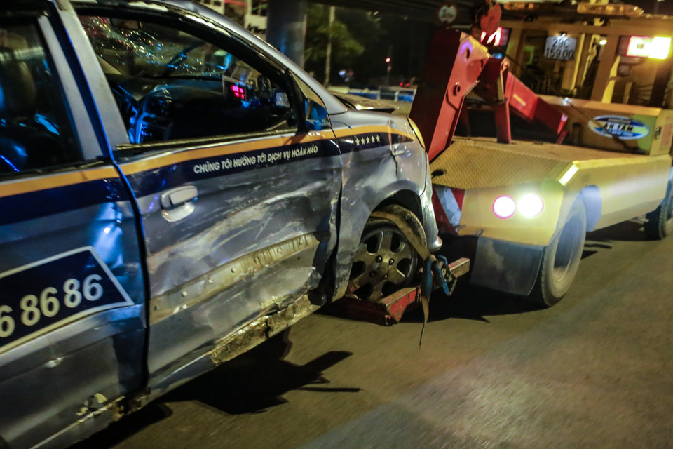 Thân xe bị móp méo do va chạm mạnh với nhiều xe máy. (Ảnh: Minh Sơn/Vietnam+)