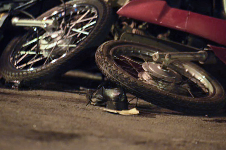 Hiện trường thảm khốc của vụ tai nạn. (Ảnh: Minh Sơn/Vietnam+)