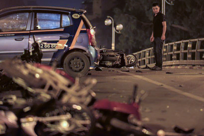 Thông tin ban đầu, một người bị xe húc rơi từ cầu vượt xuống đường và đang trong tình trạng nguy kịch, gần 10 người khác bị thương. (Ảnh: Minh Sơn/Vietnam+)