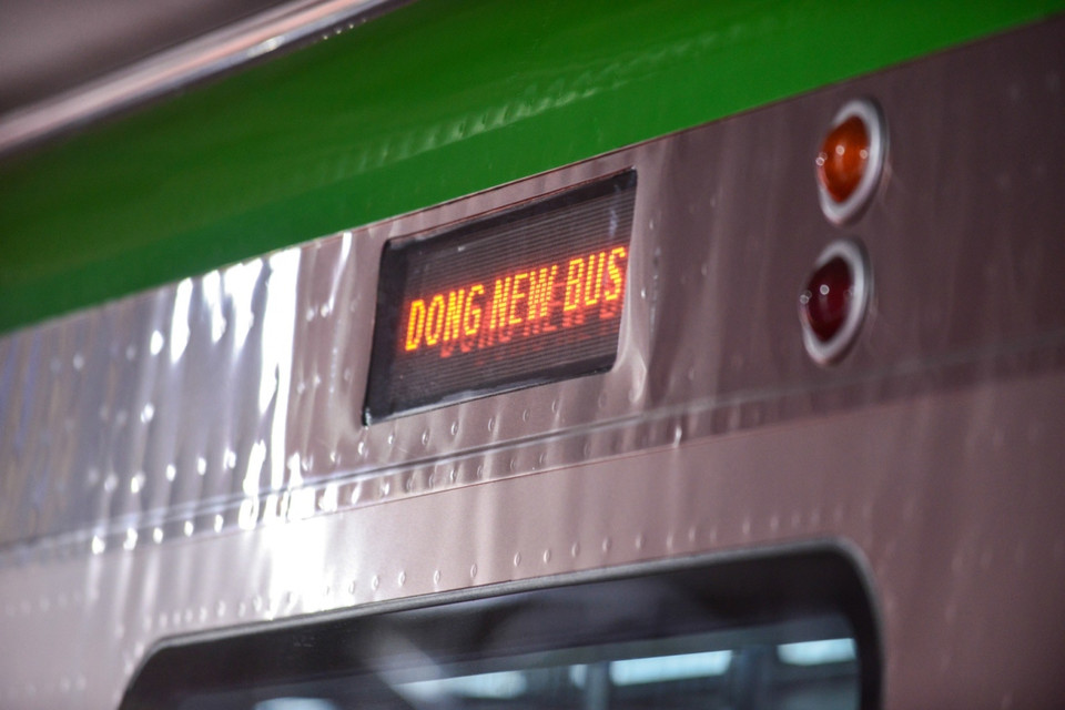 Bảng điện tử bên ngoài kèm đèn khẩn cấp chỉ dẫn địa điểm đến và đi cho hành khách. (Ảnh: Minh Sơn/Vietnam+)