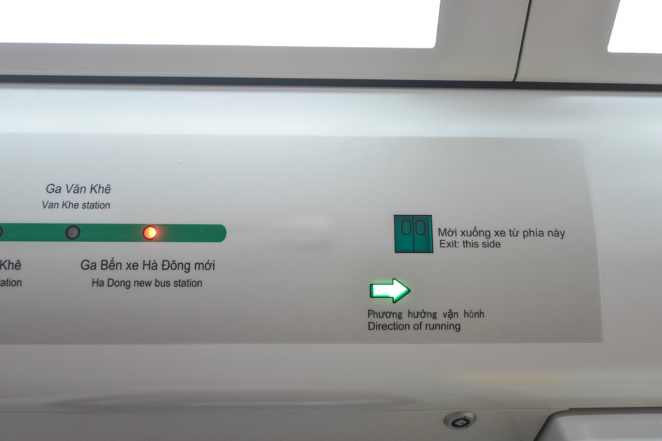 Bảng chỉ dẫn đèn LED hướng dẫn hành khách di chuyển. (Ảnh: Minh Sơn/Vietnam+)