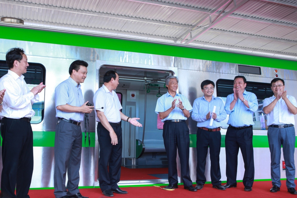 Sáng 29/10, tòa tàu mẫu của tuyến đường sắt đô thị Cát Linh–Hà Đông đã chính thức được trưng bày để người dân và các chuyên gia tham quan và góp ý. (Ảnh: Minh Sơn/Vietnam+)