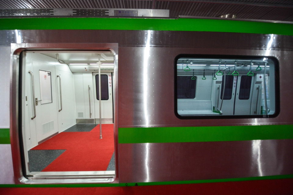 Mỗi toa có 8 cửa lên xuống rộng 1,3 mét chia đều cho hai bên thân tàu. (Ảnh: Minh Sơn/Vietnam+)