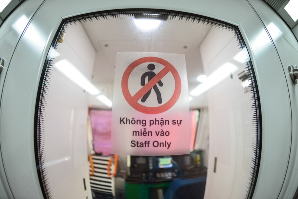Buồng lái là khu vực cách ly chỉ có nhân viên của nhà ga mới được phép ra vào. (Ảnh: Minh Sơn/Vietnam+)