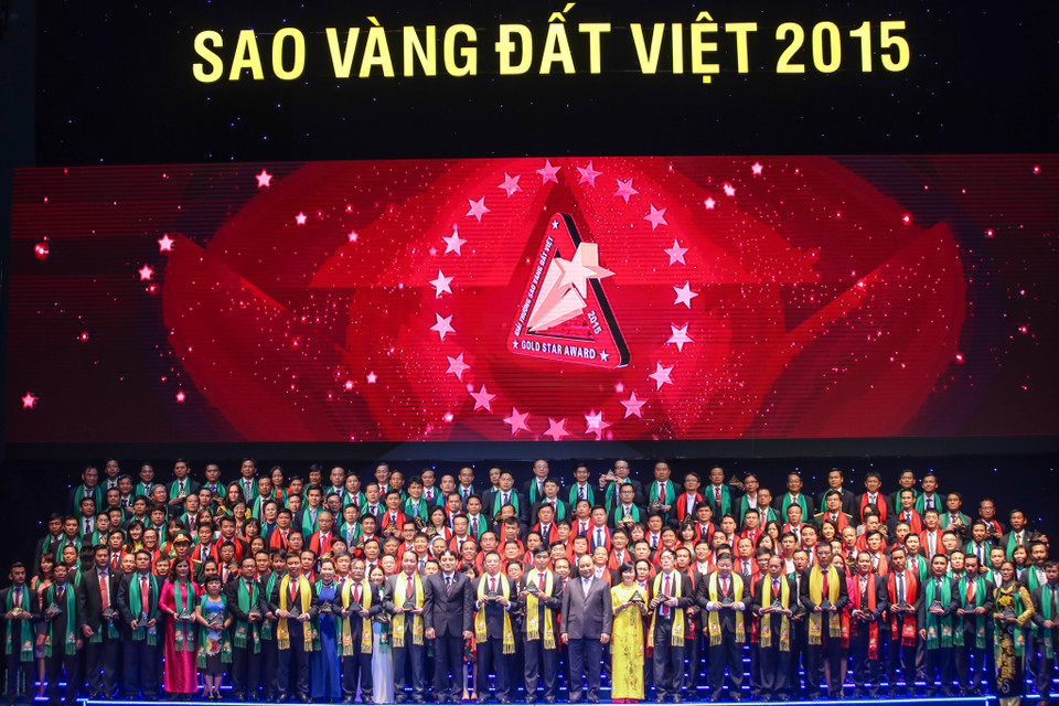 Từ 274 hồ sơ đăng ký tham gia, qua nhiều vòng, 200 thương hiệu tiêu biểu đã được lựa chọn, lần lượt vào Top 200, Top 100 và Top 10 Giải thưởng Sao Vàng đất Việt 2015. (Ảnh: Minh Sơn/Vietnam+) 