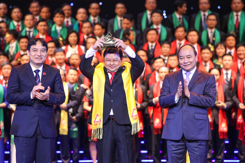 Đại diện Công ty cổ phần ô tô Trường Hải (Thaco) vinh dự lên nhận giải. (Ảnh: Minh Sơn/Vietnam+)