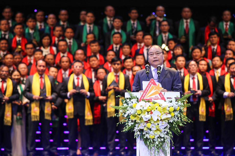 Phó Thủ tướng Nguyễn Xuân Phúc phát biểu tại lễ trao giải Sao Vàng đất Việt 2015. (Ảnh: Minh Sơn/Vietnam+)