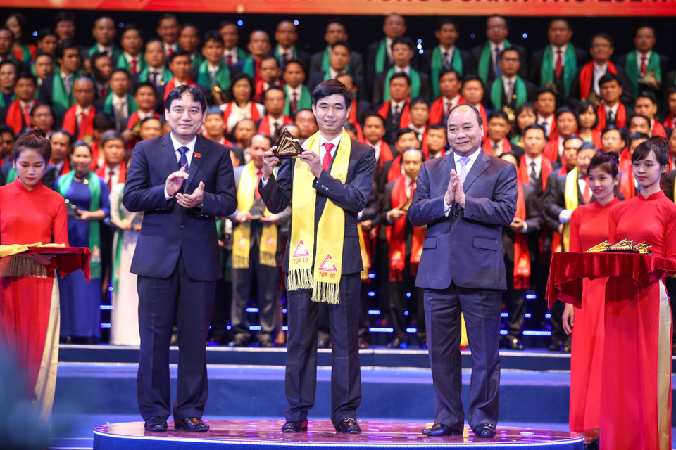 Tập đoàn Hòa Phát với các sản phẩm chính như sắt thép, nội thất, thiết bị xây dựng, điện lạnh, bất động sản, thức ăn chăn nuôi đã được bình chọn vào Top 10 Sao Vàng đất Việt năm 2015. (Ảnh: Minh Sơn/Vietnam+)