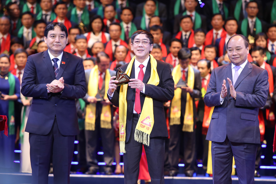 Ông Phan Văn Kiệt, Phó Giám đốc công ty may Việt Tiến lên nhận giải. (Ảnh: Minh Sơn/Vietnam+)