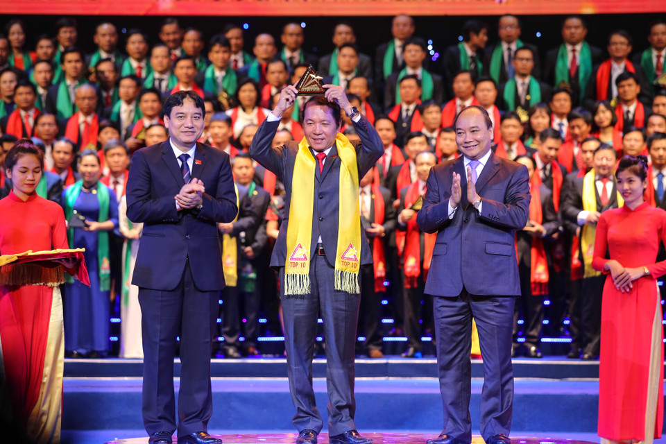 Đây là lần thứ 8 Tập đoàn Hoa Sen tham gia Giải thưởng Sao Vàng đất Việt và liên tiếp nhận giải. Trước đó, Tập đoàn đã 2 lần được vinh danh trong Top 10 Sao Vàng Đất Việt vào các năm 2009 và 2013. Ảnh: Phó Thủ tướng Nguyễn Xuân Phúc và Bí thư thứ nhất Trung ương Đoàn Nguyễn Đắc Vinh trao danh hiệu Top 10 Sao Vàng Đất Việt 2015 cho ông Trần Ngọc Chu - Tổng Giám đốc Tập đoàn Hoa Sen. (Ảnh: Minh Sơn/Vietnam+)