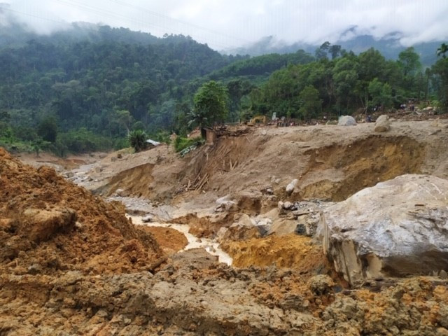 Hiện trường vụ sạt lở Trà Leng. (Ảnh: Trần Lê Lâm/TTXVN)