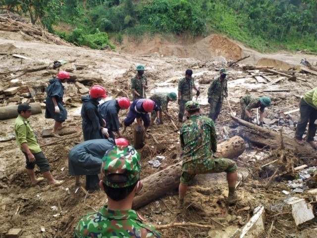 Lực lượng chức năng nỗ lực tìm kiếm những nạn nhân trong vụ sạt lở tại Trà Leng. (Ảnh: Trần Lê Lâm/TTXVN)