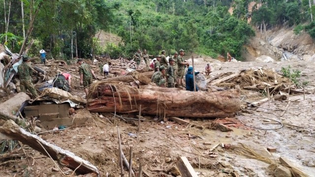 Lực lượng chức năng nỗ lực tìm kiếm những nạn nhân trong vụ sạt lở tại Trà Leng. (Ảnh: Trần Lê Lâm/TTXVN)