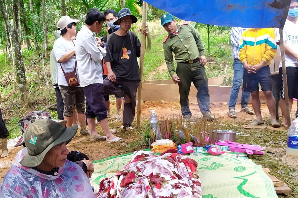 Thi thể của nạn nhân được tìm thấy tại khu vực sạt lở Trà Leng. (Ảnh: Trần Lê Lâm/TTXVN)