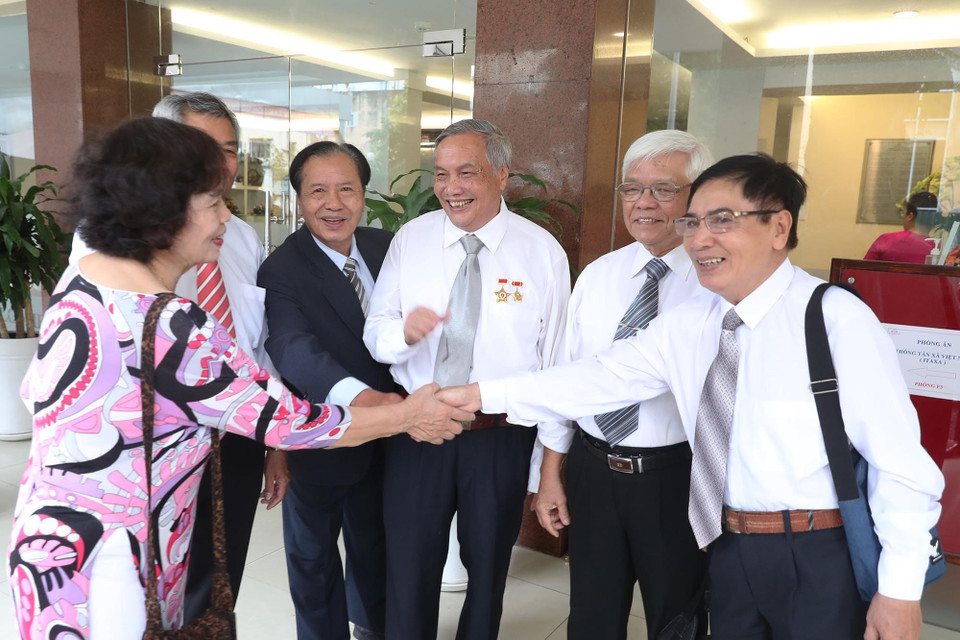 Các đại biểu, nguyên cán bộ TTXVN, nguyên phóng viên, điện báo viên, kỹ thuật viên của TTXGP dự buổi lễ. (Ảnh: Lâm Khánh/TTXVN)