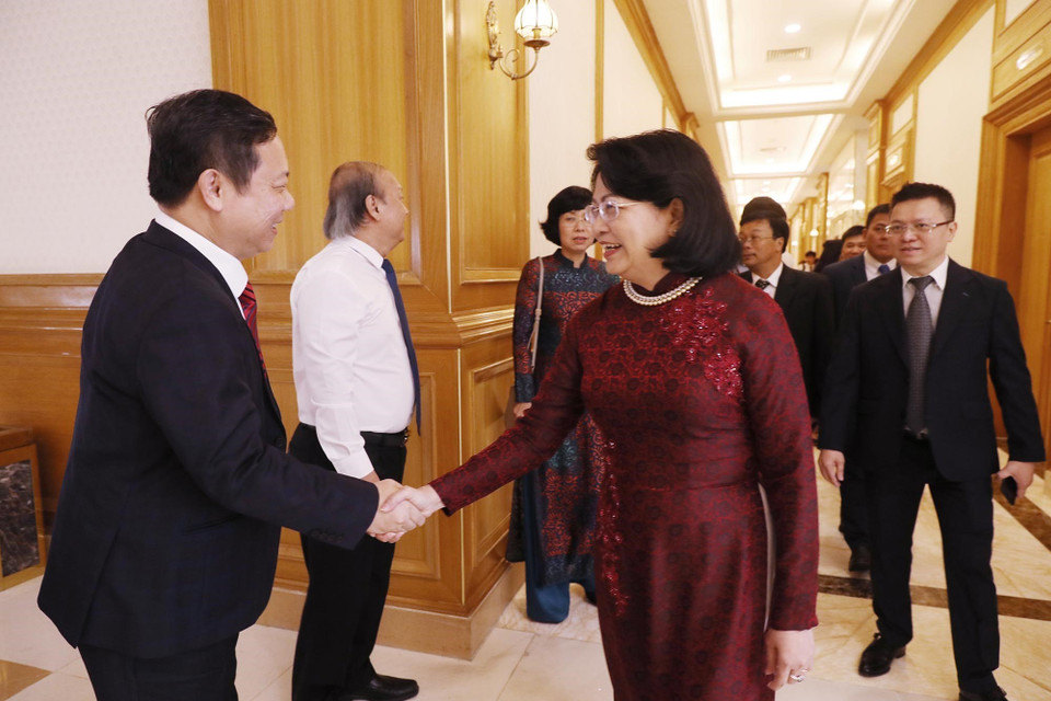 Phó Chủ tịch nước Đặng Thị Ngọc Thịnh với các đại biểu dự buổi lễ. (Ảnh: Lâm Khánh/TTXVN)