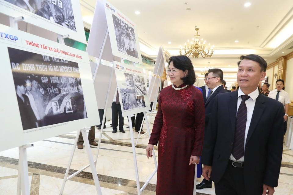 Phó Chủ tịch nước Đặng Thị Ngọc Thịnh, Tổng Giám đốc TTXVN Nguyễn Đức Lợi cùng các đại biểu tham quan triển lãm ảnh Thông tấn xã Giải phóng Anh hùng. (Ảnh: Lâm Khánh/TTXVN)
