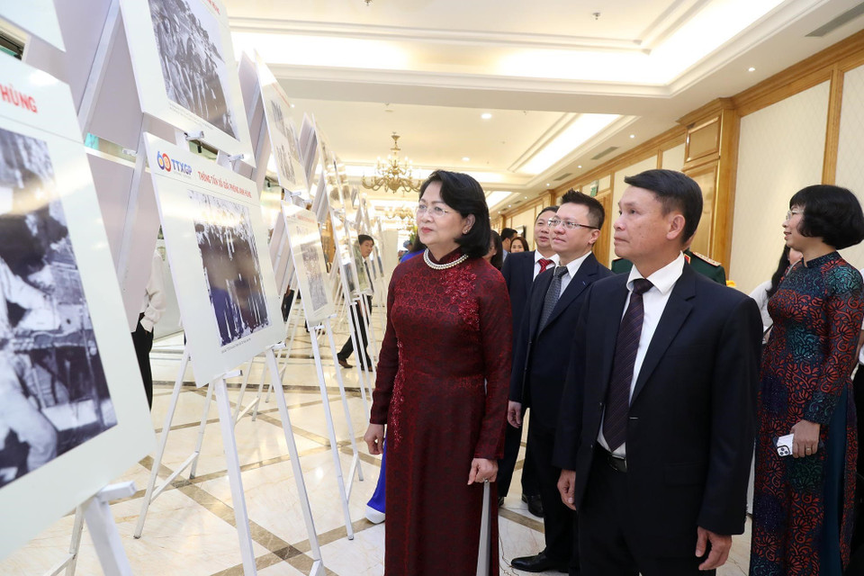 Phó Chủ tịch nước Đặng Thị Ngọc Thịnh, Tổng Giám đốc TTXVN Nguyễn Đức Lợi cùng các đại biểu tham quan triển lãm ảnh Thông tấn xã Giải phóng Anh hùng. (Ảnh: Lâm Khánh/TTXVN)