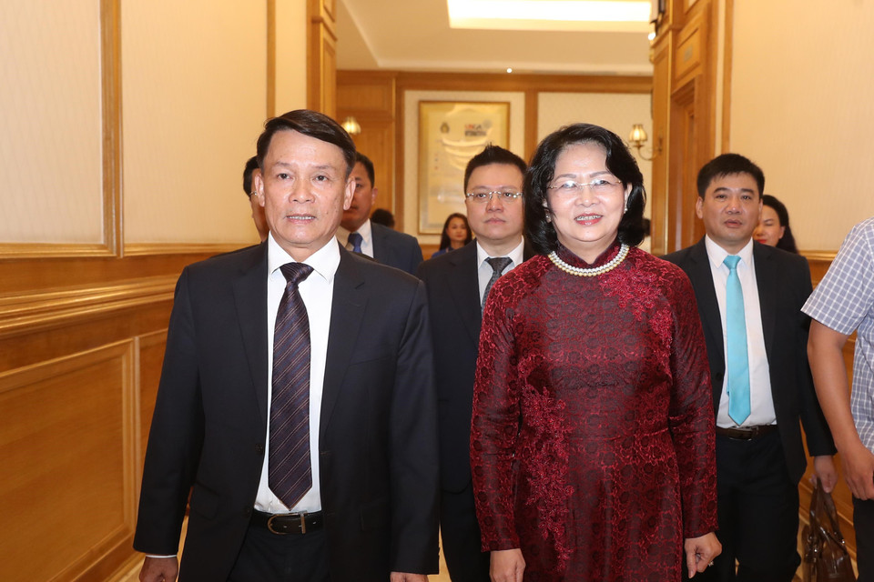 Tổng Giám đốc TTXVN Nguyễn Đức Lợi đón Phó Chủ tịch nước Đặng Thị Ngọc Thịnh dự buổi lễ. (Ảnh: Lâm Khánh/TTXVN)