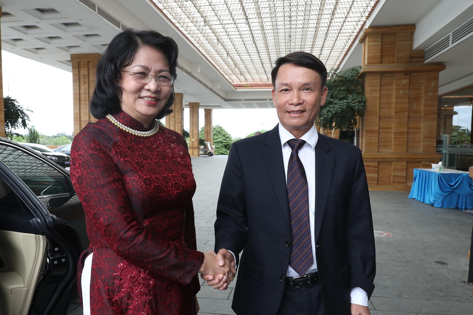 Tổng Giám đốc TTXVN Nguyễn Đức Lợi đón Phó Chủ tịch nước Đặng Thị Ngọc Thịnh dự buổi lễ. (Ảnh: Lâm Khánh/TTXVN)