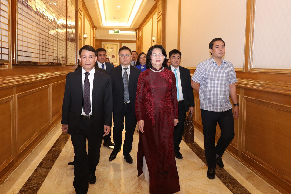  Tổng Giám đốc TTXVN Nguyễn Đức Lợi đón Phó Chủ tịch nước Đặng Thị Ngọc Thịnh dự buổi lễ. (Ảnh: Lâm Khánh/TTXVN)