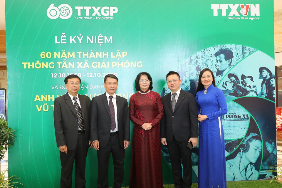 Phó Chủ tịch nước Đặng Thị Ngọc Thịnh với Lãnh đạo TTXVN và các đại biểu dự buổi lễ. (Ảnh: Lâm Khánh/TTXVN)