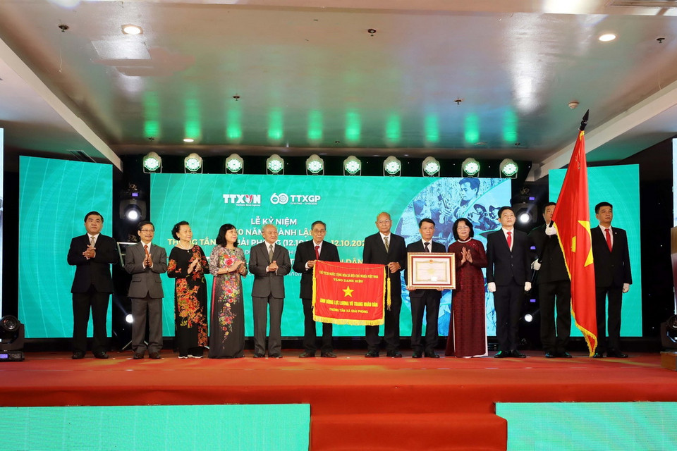 Phó Chủ tịch nước Đặng Thị Ngọc Thịnh, Phó Chủ tịch thứ nhất Hội đồng Thi đua-Khen thưởng Trung ương thay mặt Đảng và Nhà nước trao Danh hiệu Anh hùng Lực lượng vũ trang nhân dân của Chủ tịch nước tặng Thông tấn xã Giải phóng cho đại diện lãnh đạo TTXVN. (Ảnh: Nhật Anh/TTXVN)