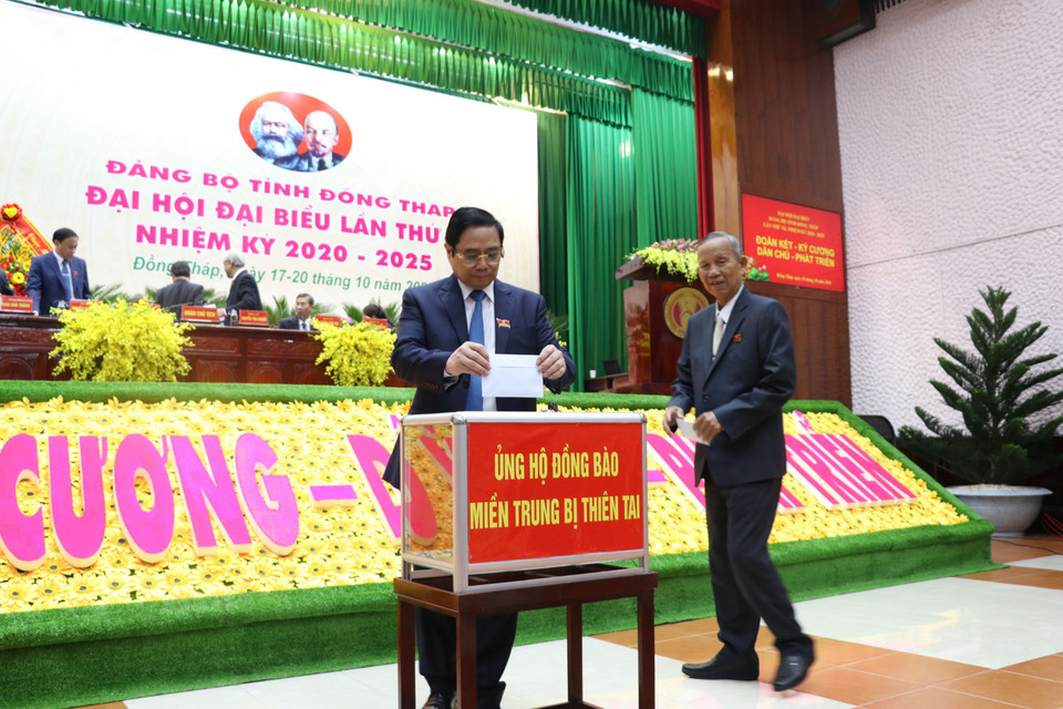 Trưởng Ban Tổ chức Trung ương Phạm Minh Chính và các đại biểu dự Đại hội quyên góp ủng hộ đồng bào miền Trung bị thiên tai.( Ảnh: Nguyễn Văn Trí/TTXVN)