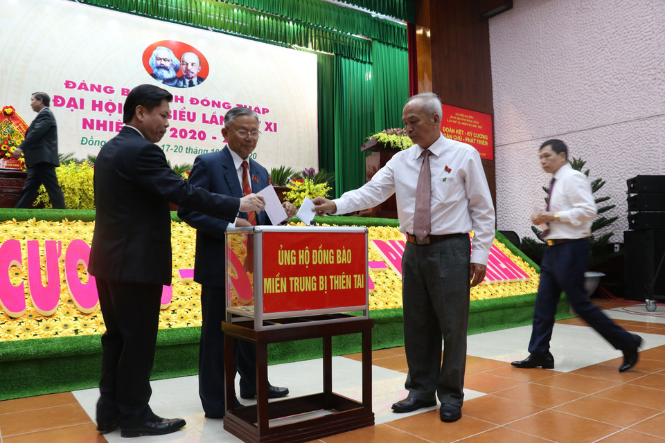  Đại biểu dự Đại hội quyên góp ủng hộ đồng bào miền Trung bị thiên tai. (Ảnh: Nguyễn Văn Trí/TTXVN)