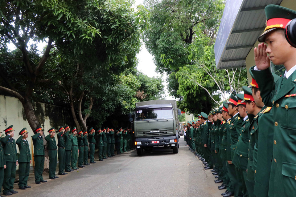 Quang cảnh lễ truy điệu, tiễn đưa các cán bộ, chiến sỹ về với đất mẹ. (Ảnh: Đỗ Trưởng/TTXVN)