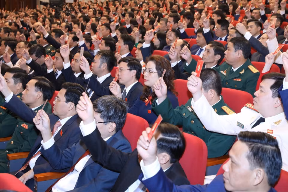 Các đại biểu biểu quyết thông qua bầu Đoàn Chủ tịch, Đoàn Thư ký, Ban Thẩm tra tư cách đại biểu. (Ảnh: Văn Điệp/TTXVN)