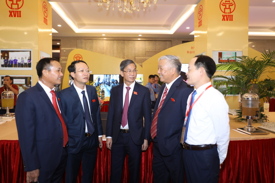 Các đại biểu trao đổi bên lề Đại hội. (Ảnh: Văn Điệp/TTXVN)