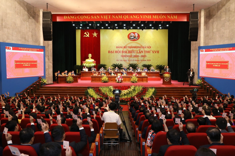 Các đại biểu biểu quyết thông qua bầu Đoàn Chủ tịch, Đoàn Thư ký, Ban Thẩm tra tư cách đại biểu. (Ảnh: Văn Điệp/TTXVN)