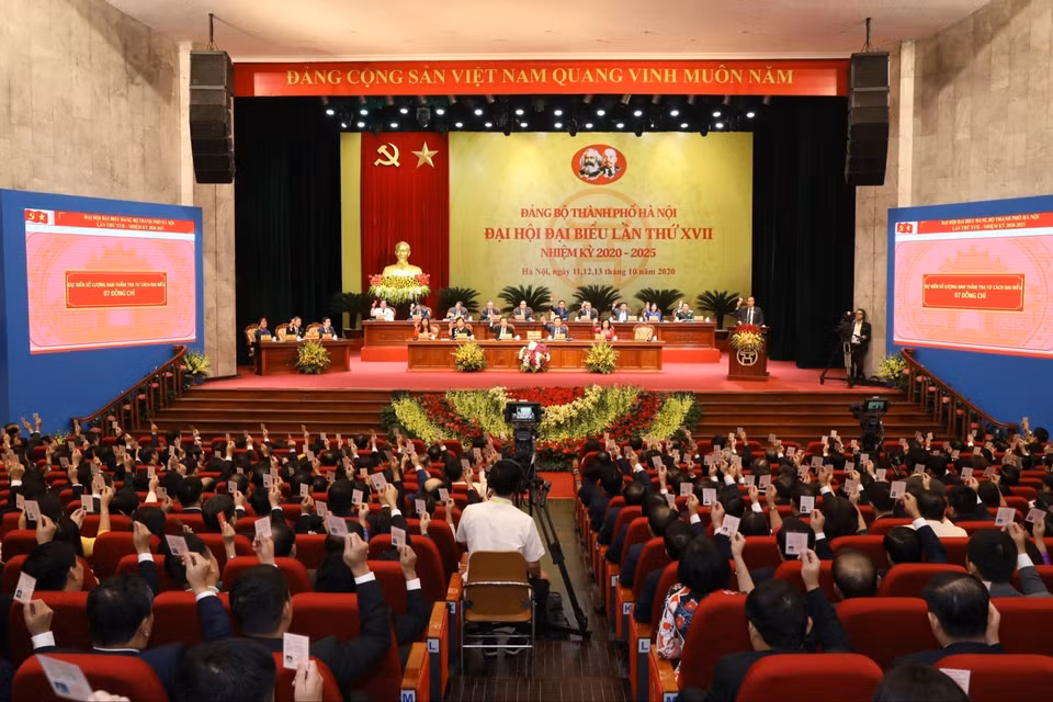 Các đại biểu biểu quyết thông qua bầu Đoàn Chủ tịch, Đoàn Thư ký, Ban Thẩm tra tư cách đại biểu. (Ảnh: Văn Điệp/TTXVN)