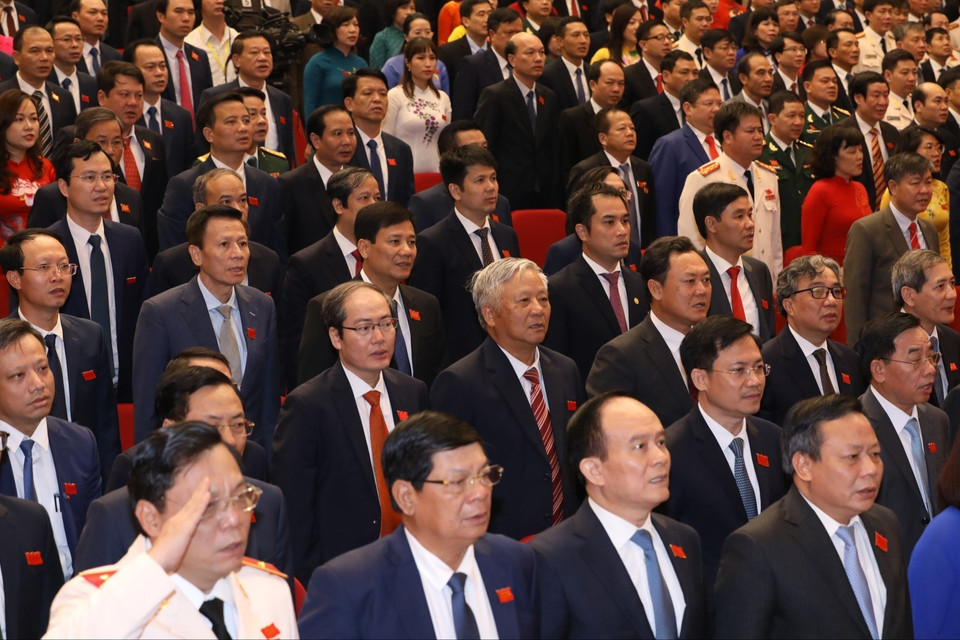 Các đại biểu thực hiện nghi thúc chào cờ. (Ảnh: Văn Điệp/TTXVN)