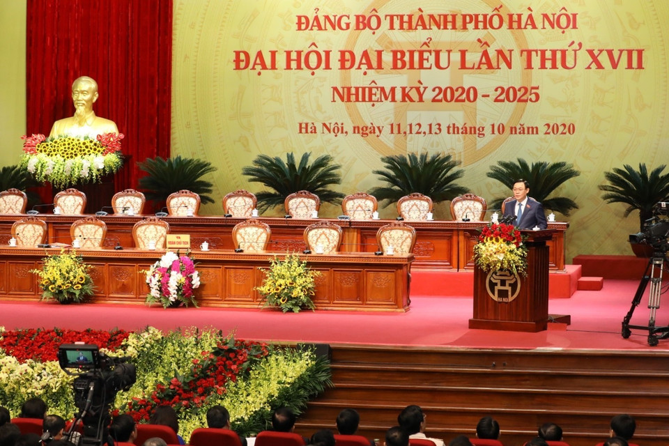 Ủy viên Bộ Chính trị, Bí thư Thành ủy, Trưởng đoàn đại biểu Quốc hội thành phố Hà Nội Vương Đình Huệ phát biểu khai mạc phiên trù bị. (Ảnh: Văn Điệp/TTXVN)