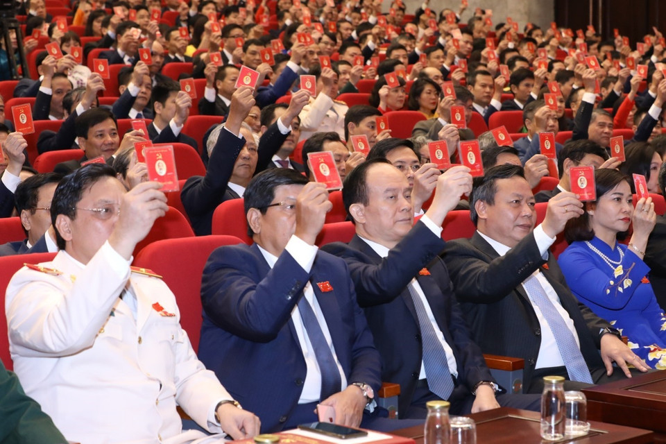 Các đại biểu biểu quyết thông qua bầu Đoàn Chủ tịch, Đoàn Thư ký, Ban Thẩm tra tư cách đại biểu. (Ảnh: Văn Điệp/TTXVN)