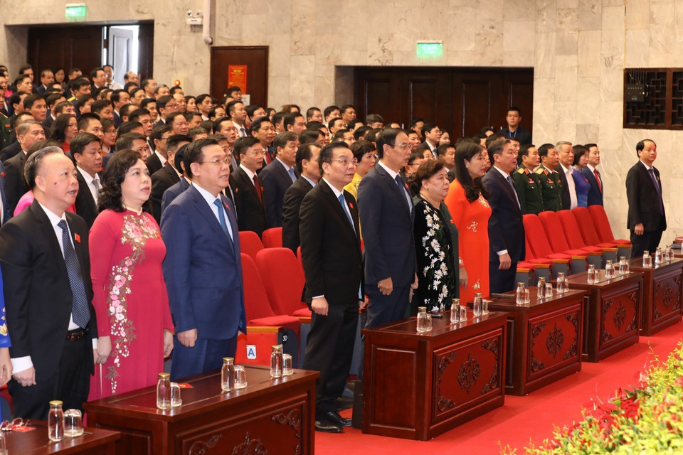 Các đại biểu thực hiện nghi thúc chào cờ. (Ảnh: Văn Điệp/TTXVN)