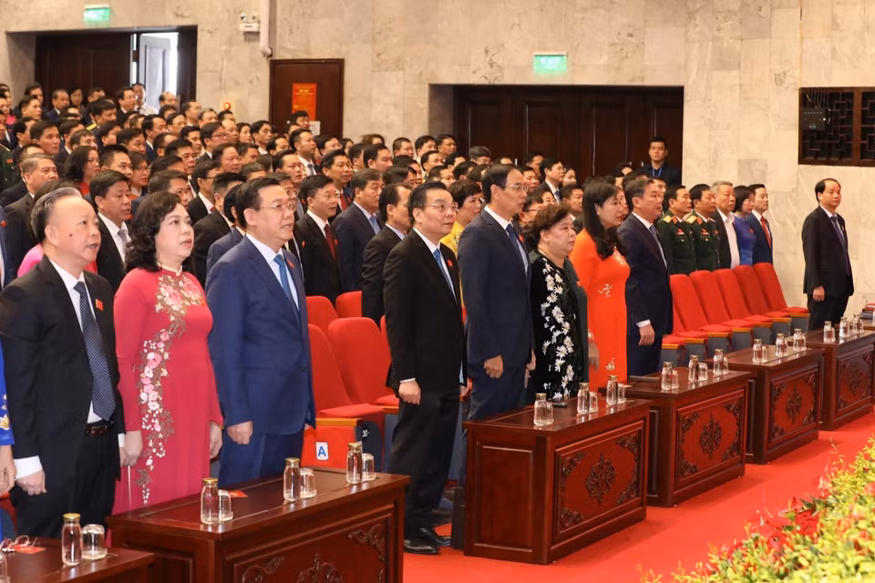 Các đại biểu thực hiện nghi thúc chào cờ. (Ảnh: Văn Điệp/TTXVN)