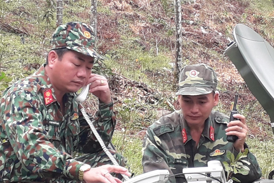 Lữ đoàn Thông tin 885 Bộ chỉ huy quân sự tỉnh Quảng Nam triển khai nghiệp vụ hỗ trợ công tác tìm kiếm. (Ảnh: Đoàn Hữu Trung/TTXVN)