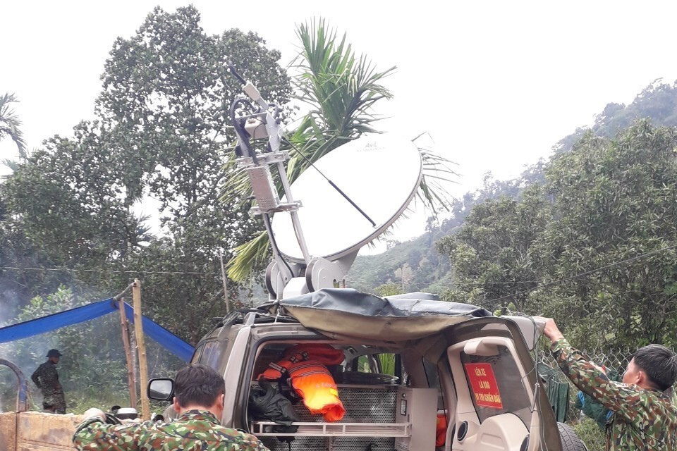 Lữ đoàn công binh 270 Quân khu 5 triển khai công tác tìm kiếm người mất tích tại khu vực sạt lở Trà Leng. (Ảnh: Đoàn Hữu Trung/TTXVN)