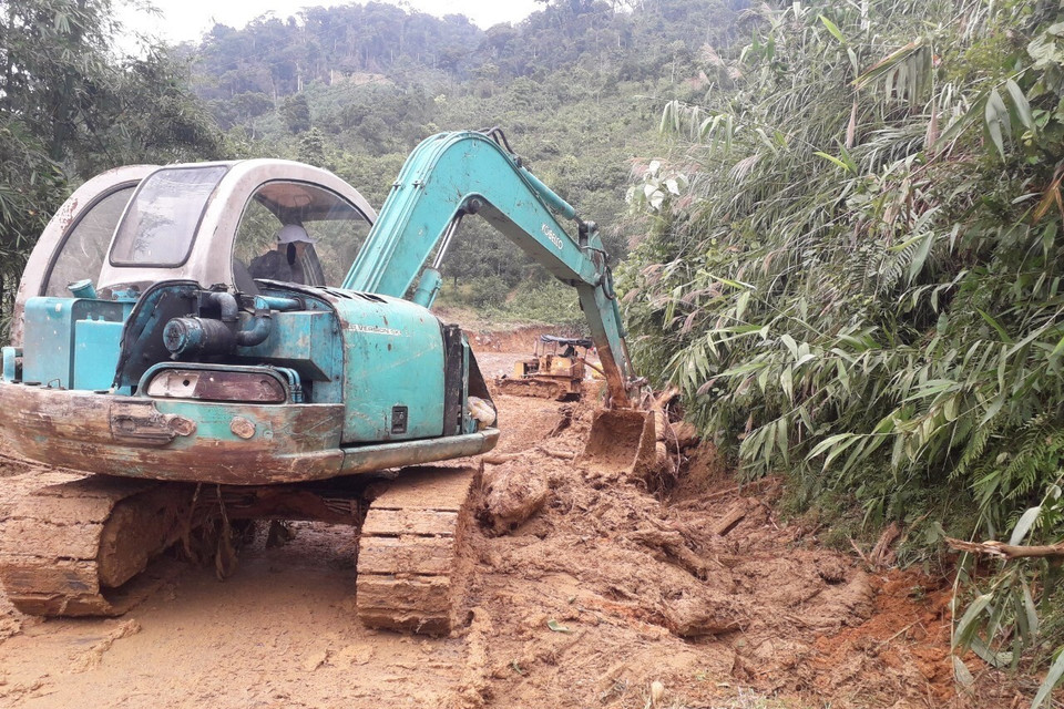 Đến trưa 30/10, đường giao thông vào xã Trà Leng (huyện Nam Trà My, tỉnh Quảng Nam) cơ bản được thông suốt. Các phương tiện hỗ trợ công tác tìm kiếm nạn nhân được đưa tới hiện trường. (Ảnh: Đoàn Hữu Trung/TTXVN)