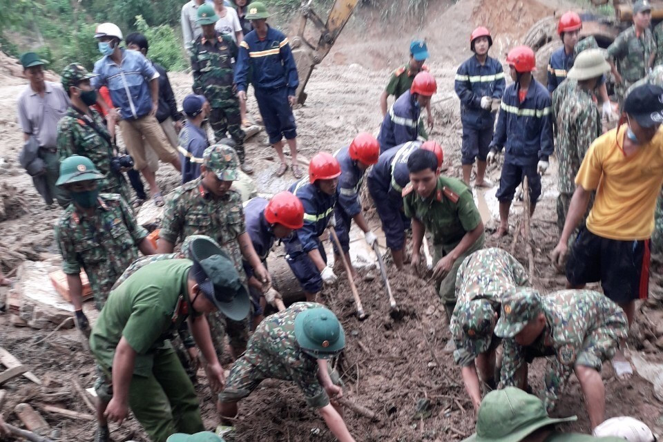 Lữ đoàn công binh 270 Quân khu 5 trực tiếp tìm kiếm người mất tích tại khu vực sạt lở Trà Leng. (Ảnh: Đoàn Hữu Trung/TTXVN)