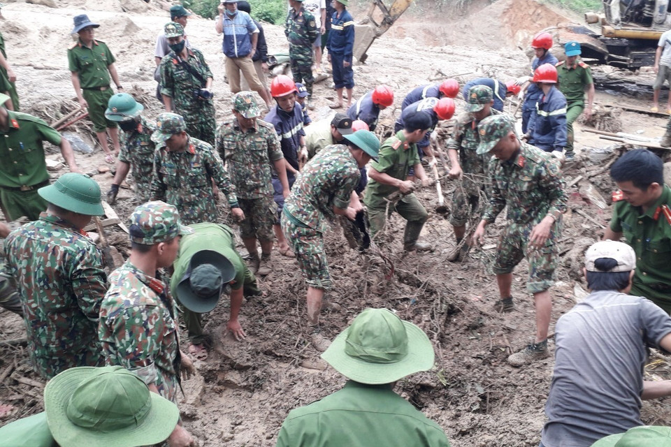 Tính đến thời điểm này, đã có thêm 2 người được tìm thấy và còn 12 người nữa vẫn chưa tìm được. (Ảnh: Đoàn Hữu Trung/TTXVN)
