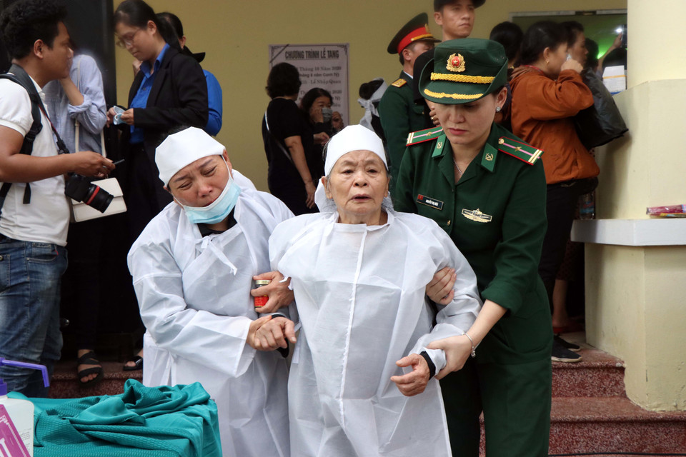 Quang cảnh lễ truy điệu, tiễn đưa các cán bộ, chiến sỹ về với đất mẹ. (Ảnh: Đỗ Trưởng/TTXVN)