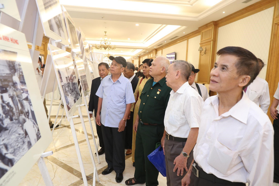 Các đại biểu tham quan trưng bày ảnh Thông tấn xã Giải phóng anh hùng. (Ảnh: Lâm Khánh/TTXVN)