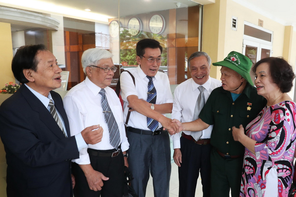 Các nguyên phóng viên, điện báo viên, kỹ thuật viên của TTXGP, những người có đóng góp đặc biệt nổi bật vào sự trưởng thành, lớn mạnh của TTXVN. (Ảnh: Lâm Khánh/TTXVN)