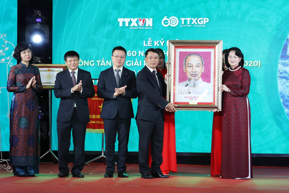 Phó Chủ tịch nước Đặng Thị Ngọc Thịnh trao bức chân dung Chủ tịch Hồ Chí Minh tặng cán bộ, phóng viên, biên tập viên, nhân viên Thông tấn xã Việt Nam. (Ảnh: Lâm Khánh/TTXVN)